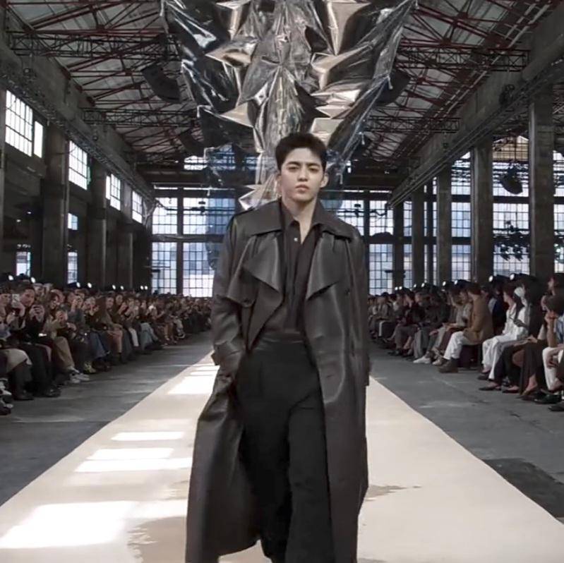potret S.Coups SEVENTEEN debut jadi model runway BOSS