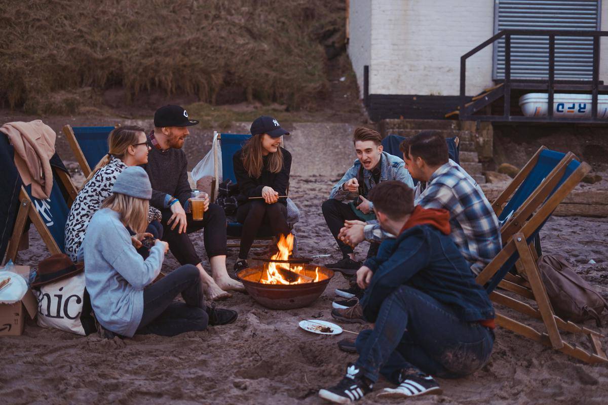 Foto sekelompok anak muda hangout bersama. (Unsplash/Toa Heftiba)