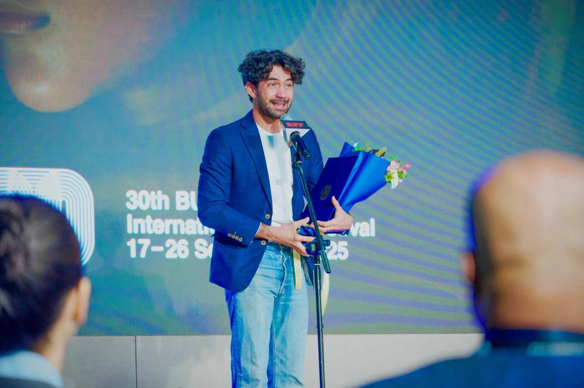 Reza Rahadian ketika menerima penghargaan di BIFF 2025 (dok. POPLICIST)