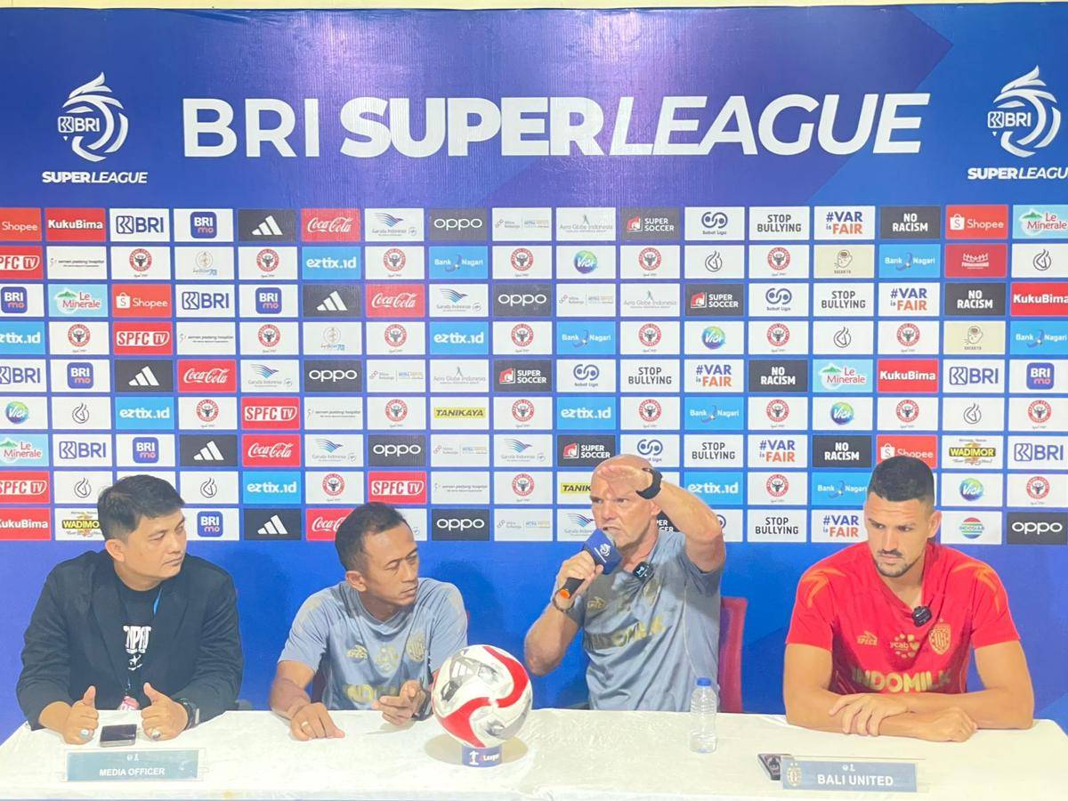 Pelatih Bali United, Johnny Jansen saat konferensi pers sebelum pertandingan (Foto: IDN Times/Halbert Caniago)