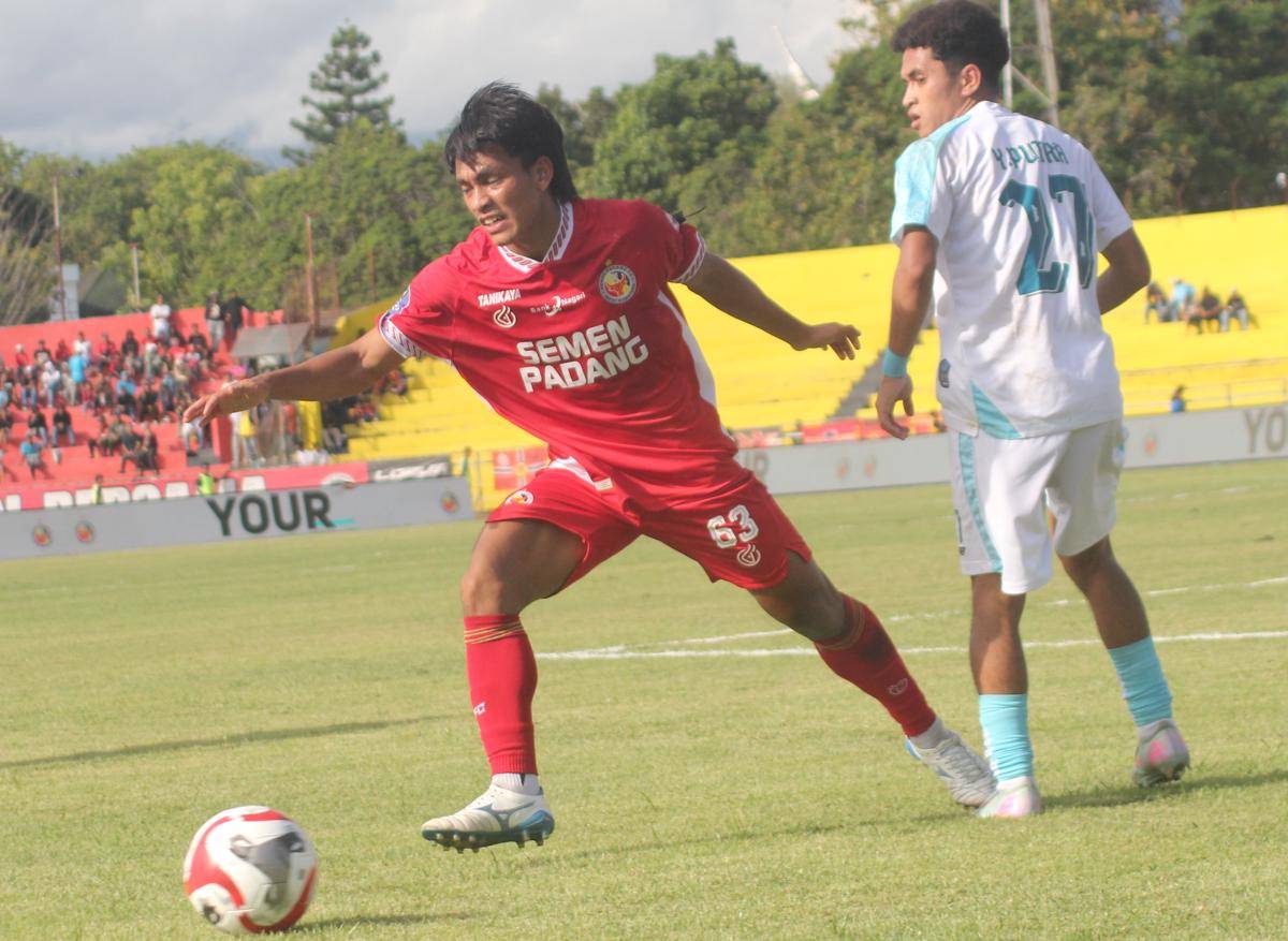Pemain Semen Padang FC, Ripal Wahyudi saat berduel dengan pemain PSBS Biak (Foto: IDN Times/Halbert Caniago)