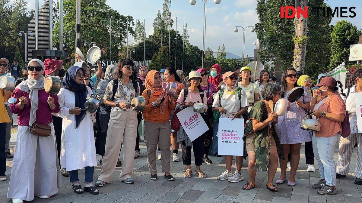 Aksi Protes Keracunan MBG, Puluhan Ibu di Jogja Pukuli Panci. 