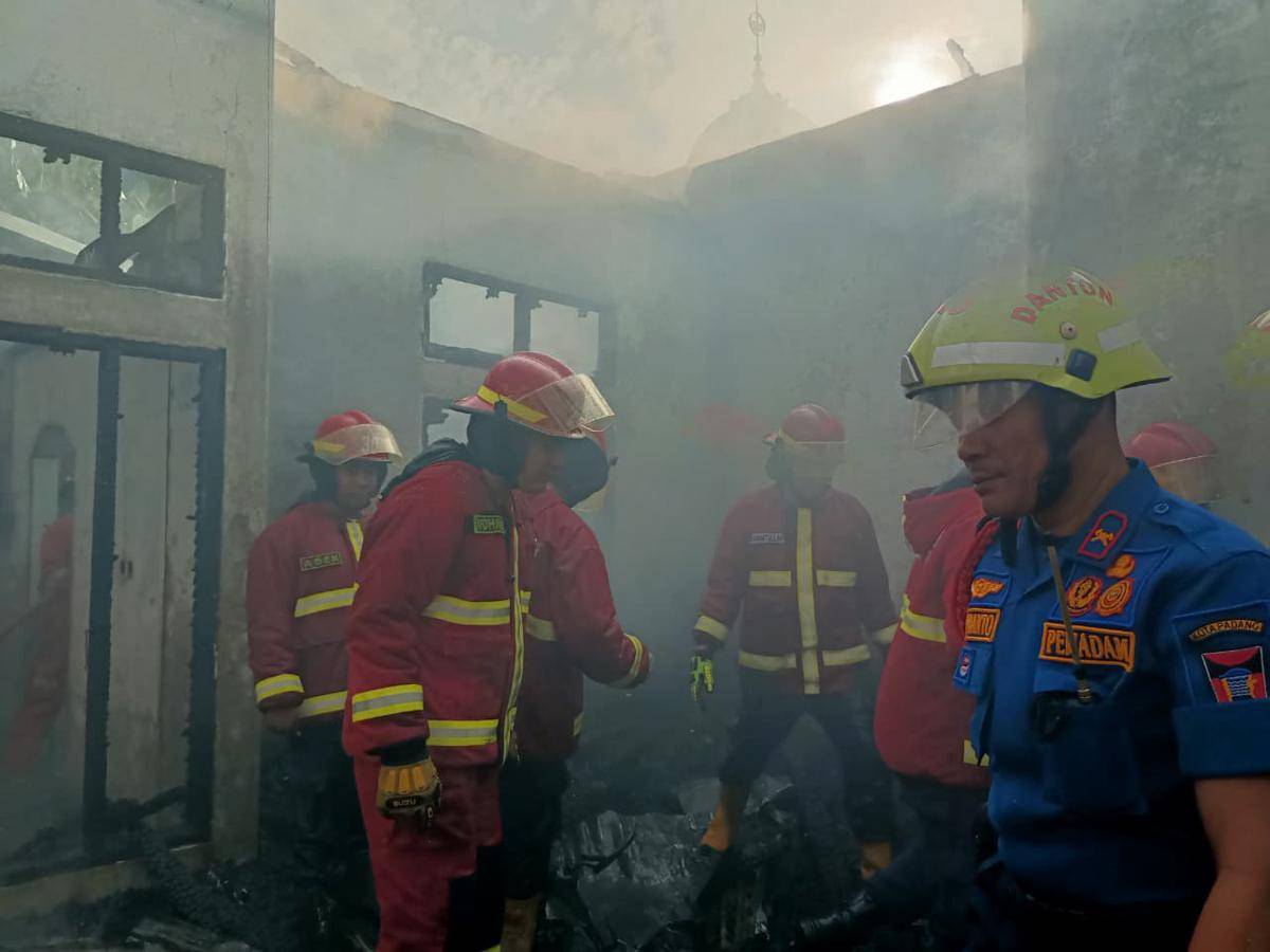 Tim Damkar Padang melakukan pemadaman di rumah warga yang terbakar (Foto: Dok Damkar Padang)