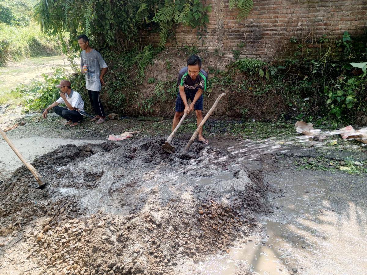 Warga Rangkasbitung memperbaiki jalan secara swadaya