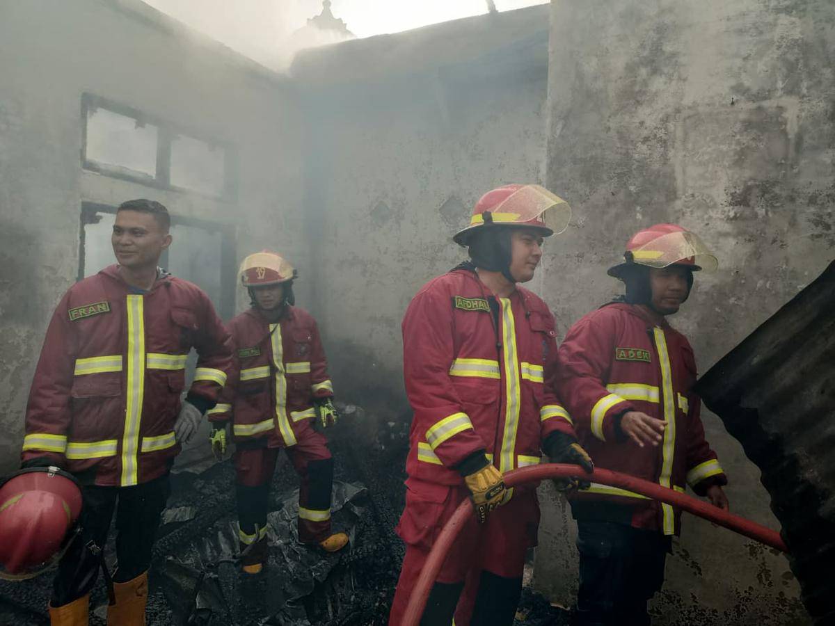 Tim Damkar Padang melakukan pemadaman di rumah warga yang terbakar (Foto: Dok Damkar Padang)