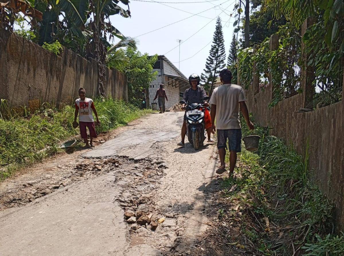 Warga Rangkasbitung perbaiki jalan secara swadaya