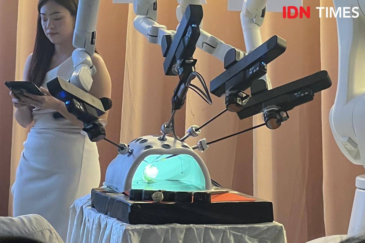 Potret alat pembedahan robotik hinotori di Regency Hospital, Johor Bahru, Malaysia.
