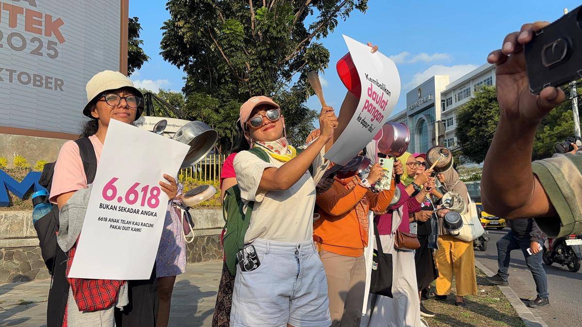 Aksi Protes Keracunan MBG, Puluhan Ibu di Jogja Pukuli Panci.