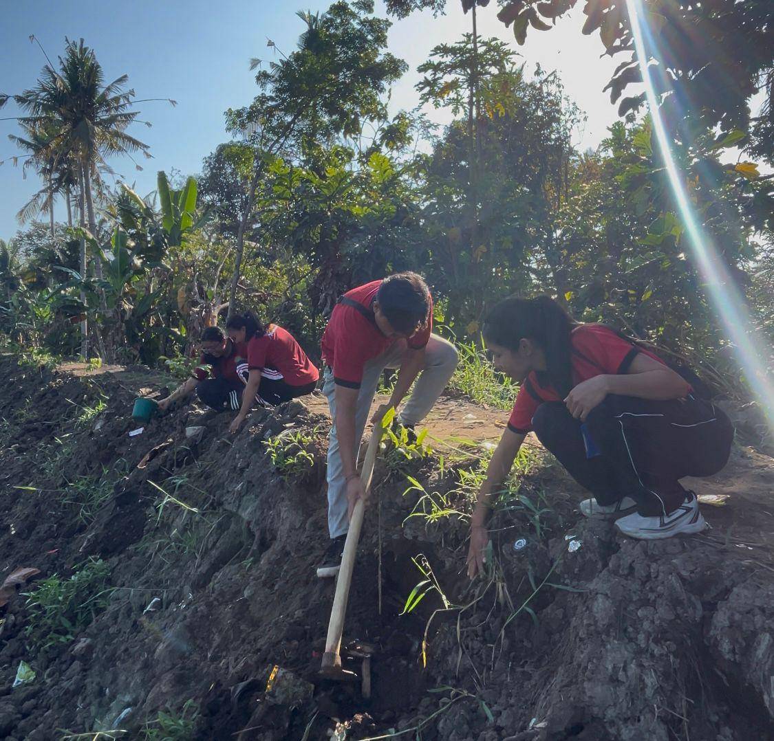 Pemerintah Kabupaten Jembrana bersama lintas instansi dan juga masyarakat melakukan penanaman pohon di pinggir su