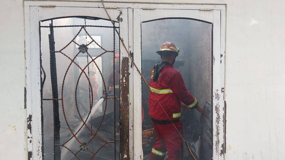 Tim Damkar Padang melakukan pemadaman di rumah warga yang terbakar (Foto: Dok Damkar Padang)