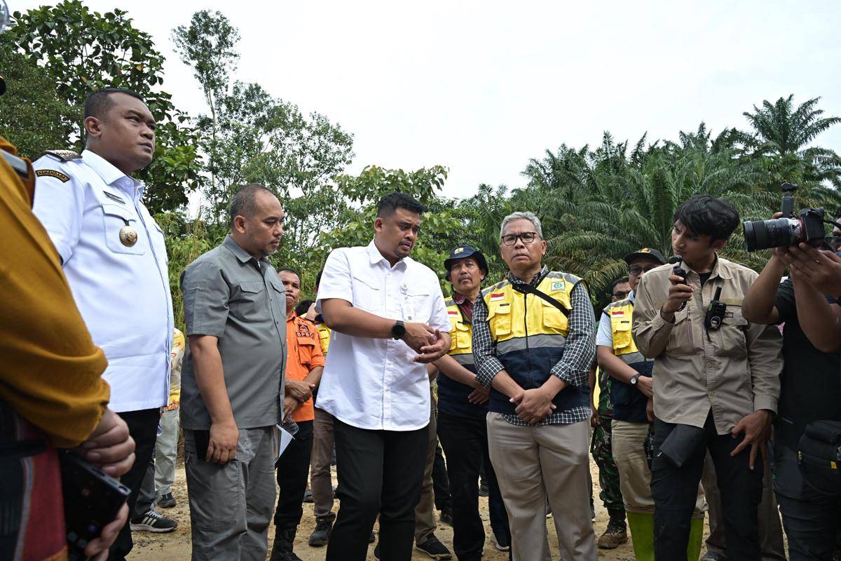 Gubsu Tinjau Jalan Rusak 08.jpg