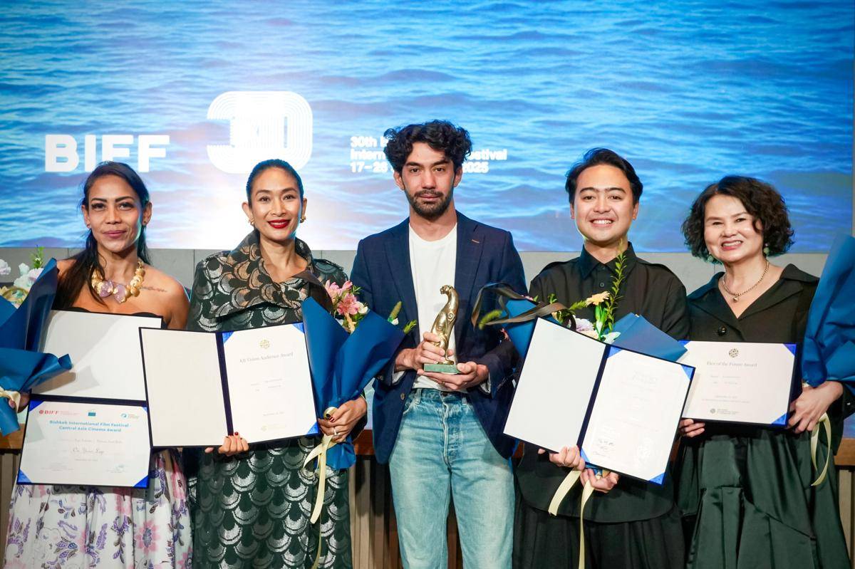 Reza Rahadian ketika menerima penghargaan di BIFF 2025 (dok. POPLICIST)