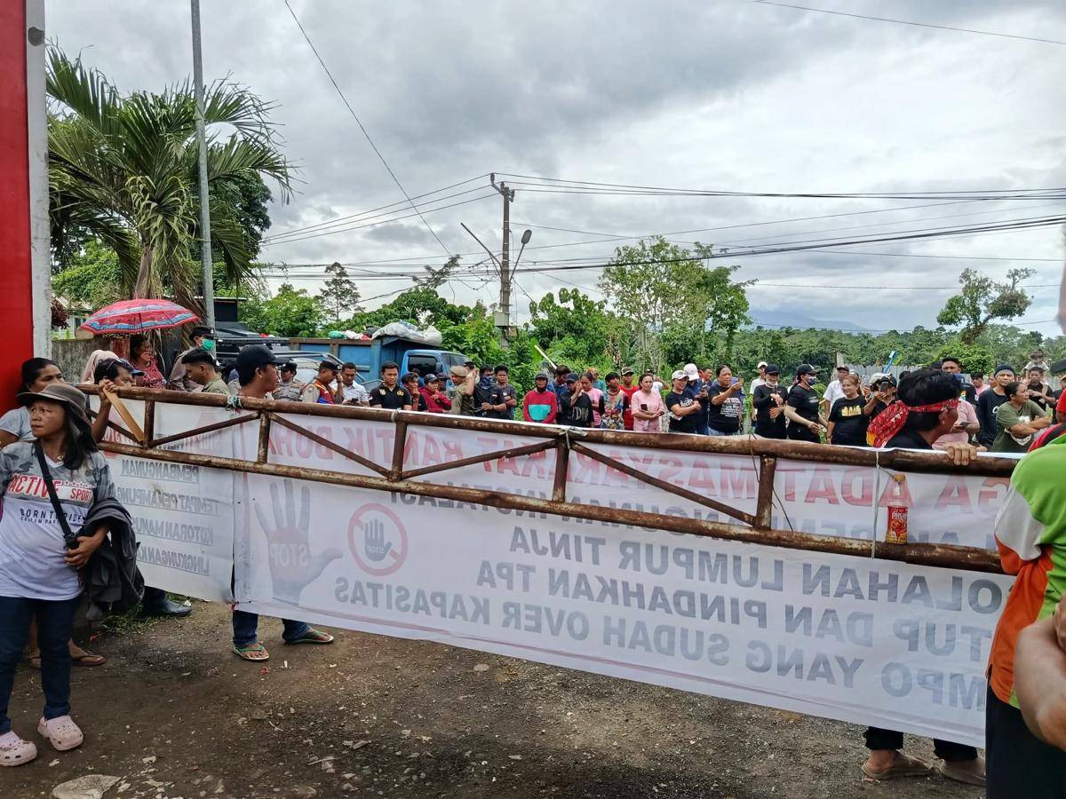 Warga demo menolak pembangunan IPLT di TPA Sumompo, Kelurahan Kima Atas, Kecamatan Mapanget, Kota Manado, Sulawesi Utara, sejak beberapa hari lalu. Dok. LAMBB