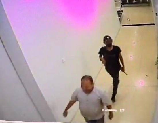 Rekaman CCTV anggota TNI membawa senapan serbu sebelum melepaskan tembakan di Bank BRI Gowa, Kamis (25/9/2025)/Istimewa