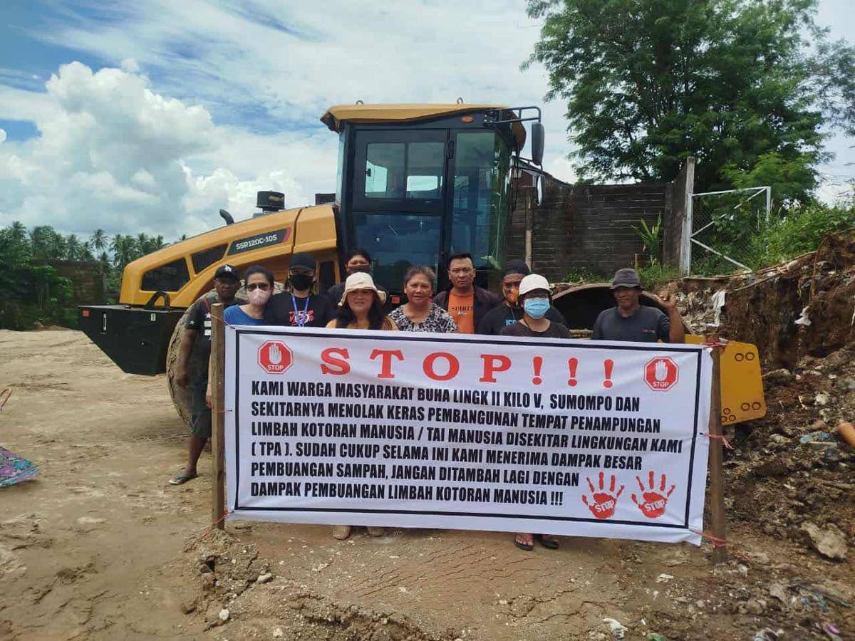 Warga demo menolak pembangunan IPLT di TPA Sumompo, Kelurahan Kima Atas, Kecamatan Mapanget, Kota Manado, Sulawesi Utara, sejak beberapa hari lalu. Dok. LAMBB