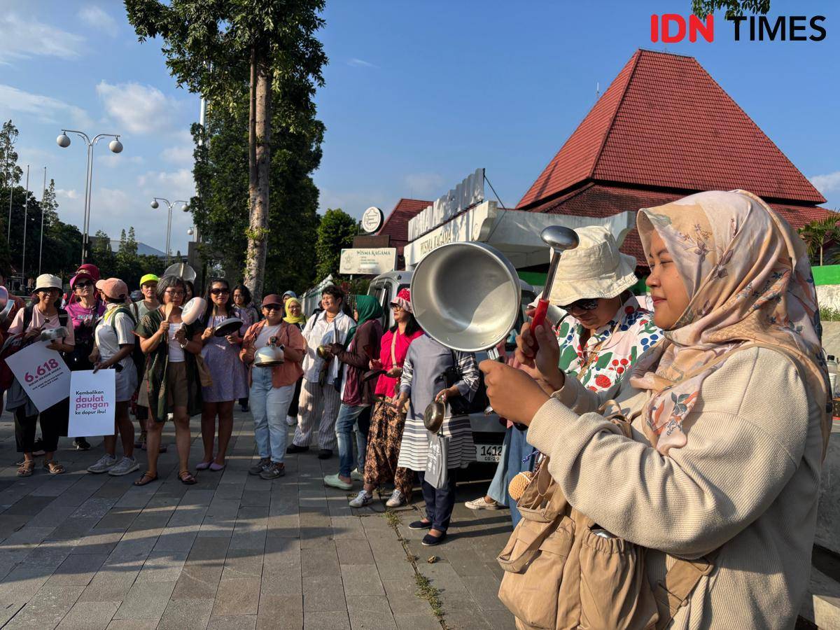 Aksi Protes Keracunan MBG, Puluhan Ibu di Jogja Pukuli Panci. 