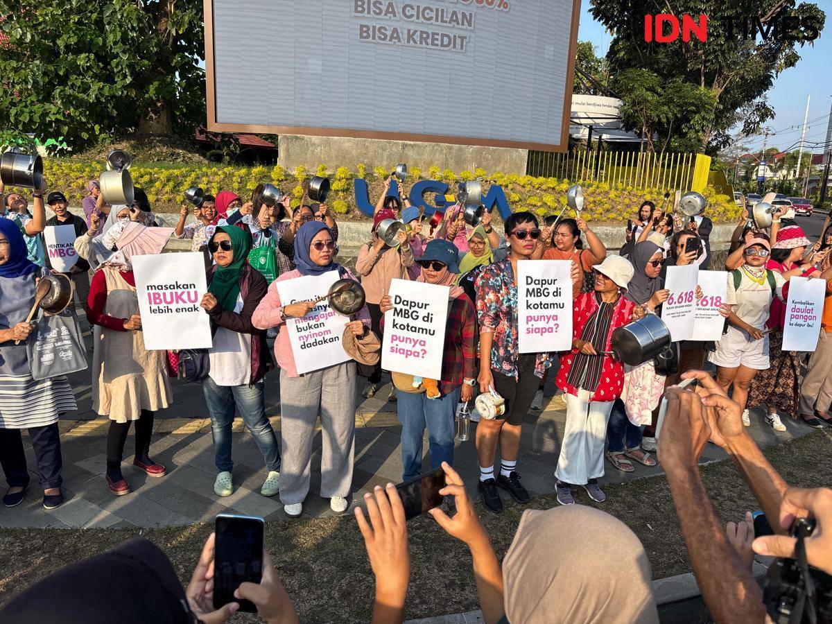 Aksi Protes Keracunan MBG, Puluhan Ibu di Jogja Pukuli Panci. 
