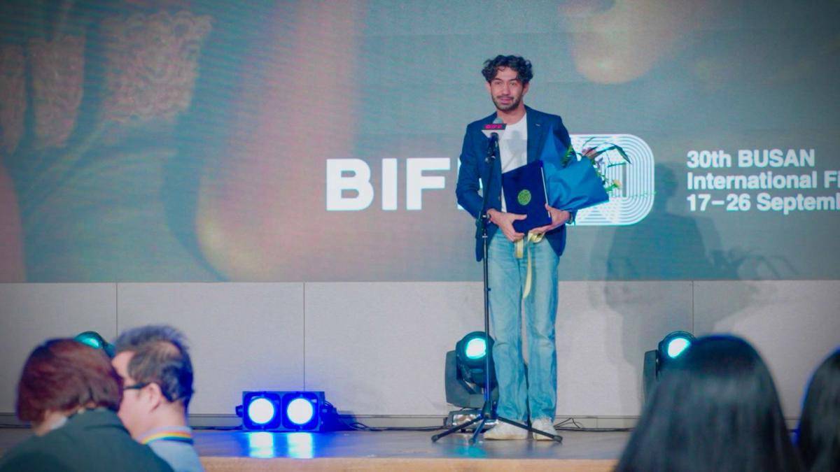 Reza Rahadian ketika menerima penghargaan di BIFF 2025 (dok. POPLICIST)