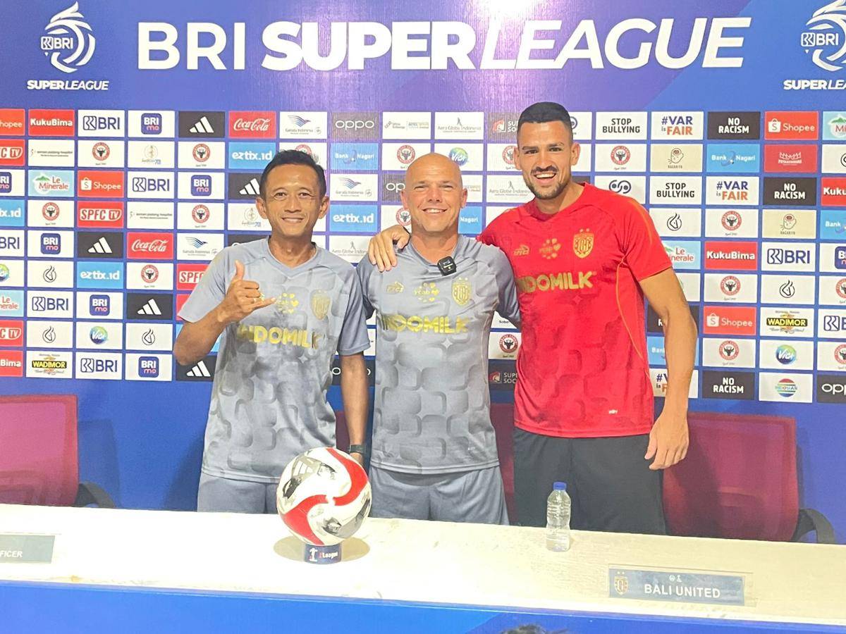 Pelatih Bali United, Johnny Jansen berfoto bersama usai konferensi pers sebelum pertandingan (Foto: IDN Times/Halbert Caniago)