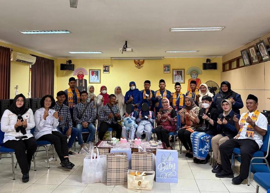 Anak AMK bertemu ayah kandung di sebuah panti sosial, Jumat (26/9/2025).