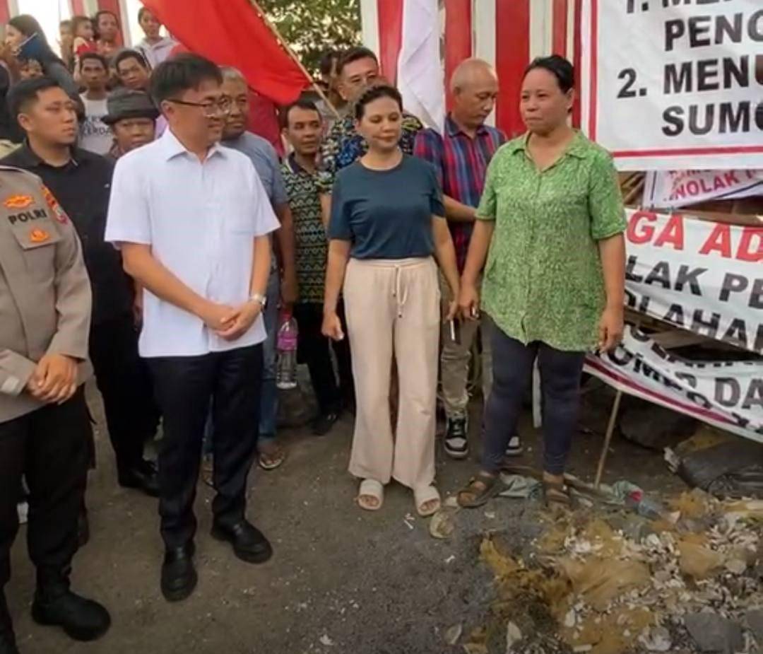 Wali Kota Manado Andrei Angouw mengunjungi warga yang menolak pembangunan IPLT di TPA Sumompo, Kelurahan Kima Atas, Kecamatan Mapanget, Kota Manado, Sulawesi Utara, Jumat (26/9/2025). Dok. LAMBB