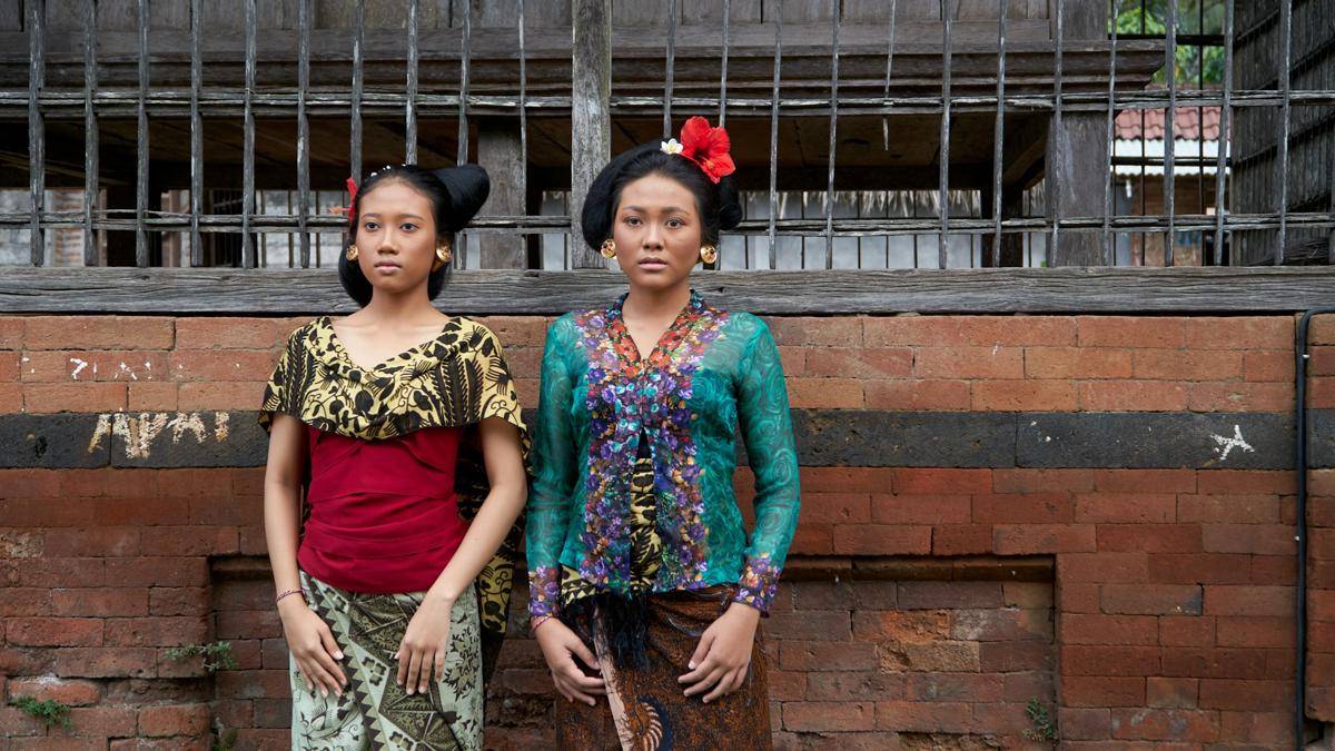 ilustrasi mengenakan kebaya dan kain batik (unsplash.com/ Wherda Arsianto)