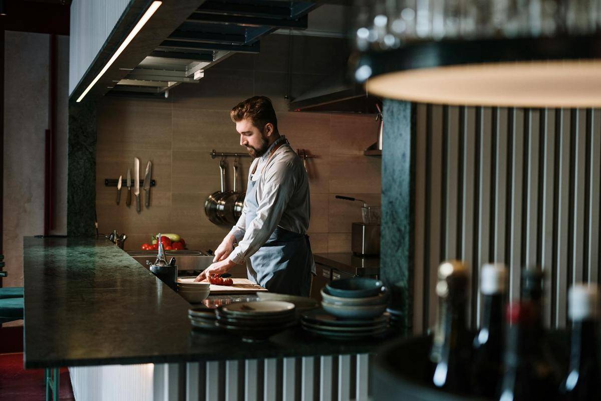 ilustrasi seseorang chef (pexels.com/cottonbro studio)