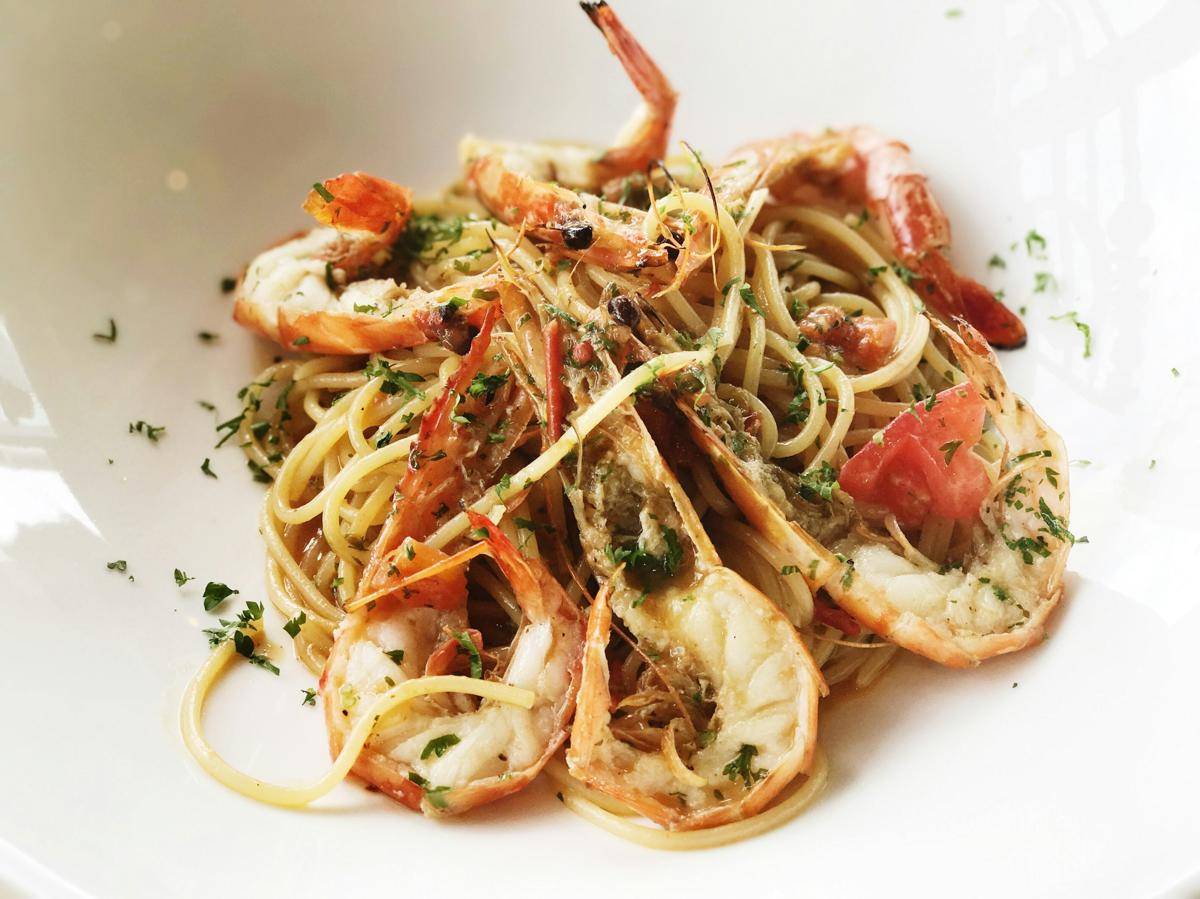ilustrasi spaghetti aglio olio udang 