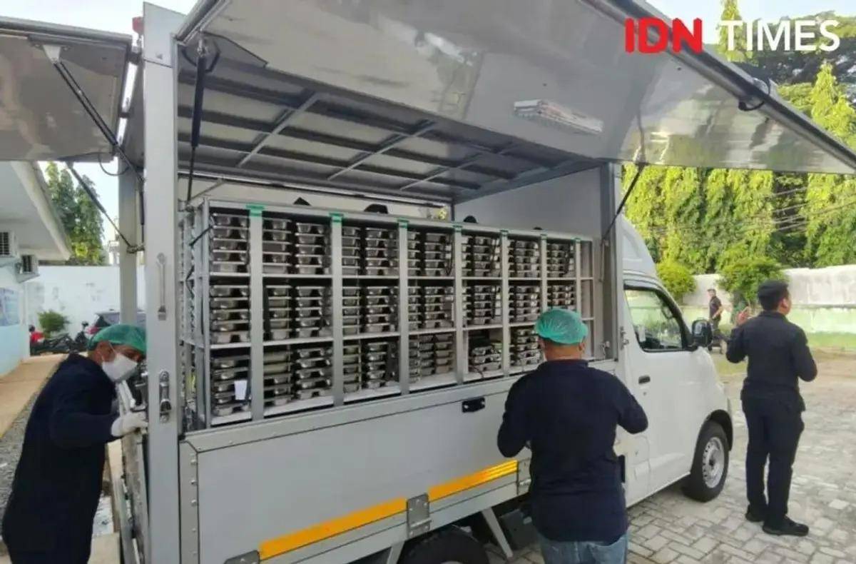SPPG menyiapkan paket makanan program Makan Bergizi Gratis (MBG) (IDN Times/Yosafat Diva Bayu Wisesa)