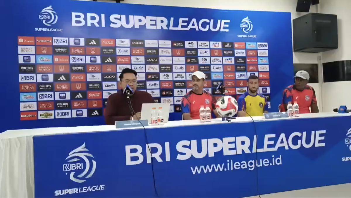 Marcos Santos (tengah) dan Paulinho (kaos kuning) saat konferensi pers. (IDN Times/Rizal Adhi Pratama)