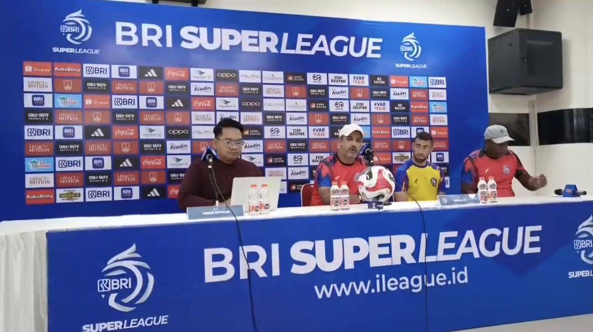 Marcos Santos (tengah) dan Paulinho (kaos kuning) saat konferensi pers. (IDN Times/Rizal Adhi Pratama)