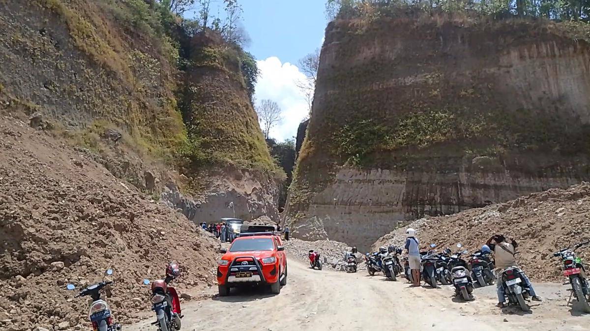 Tebing setinggi 15 meter di tambang galian C Desa Trosono Parang longsor timpa sopir truk. IDN Times/Riyanto.