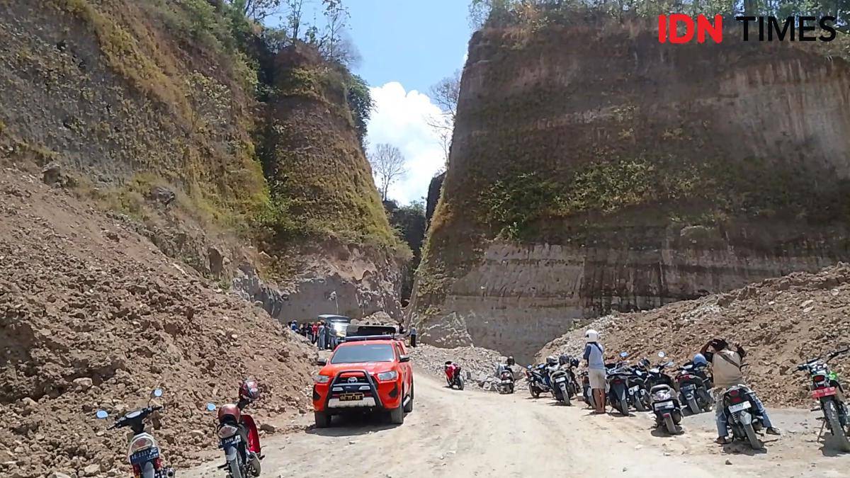 Tebing setinggi 15 meter di tambang galian C Desa Trosono Parang longsor timpa sopir truk. IDN Times/Riyanto.
