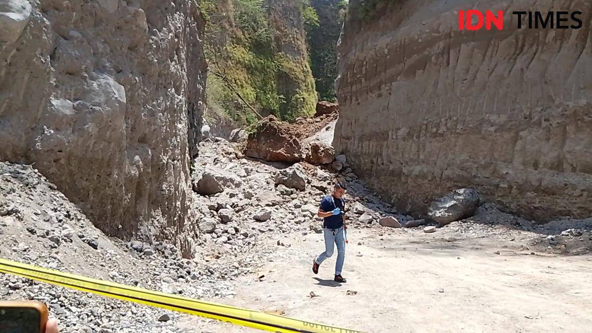 Tebing setinggi 15 meter longsor timpa sopir truk di tambang galian C Desa Trosono Parang. IDN Times/Riyanto.