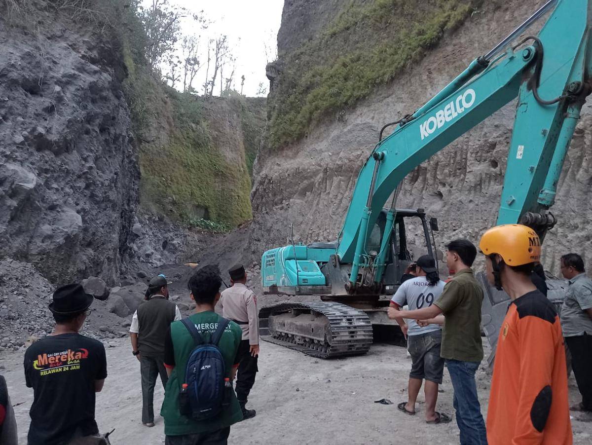 Dua alat berat dikerahkan untuk evakuasi korban tertimbun tebing longsor. IDN Times/Riyanto.