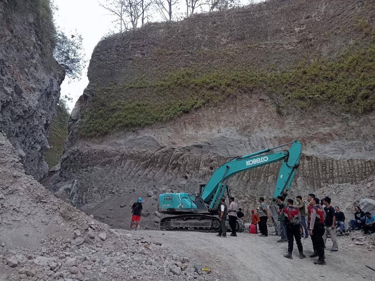 Dua alat berat dikerahkan untuk evakuasi korban tertimbun tebing longsor. IDN Times/Riyanto.
