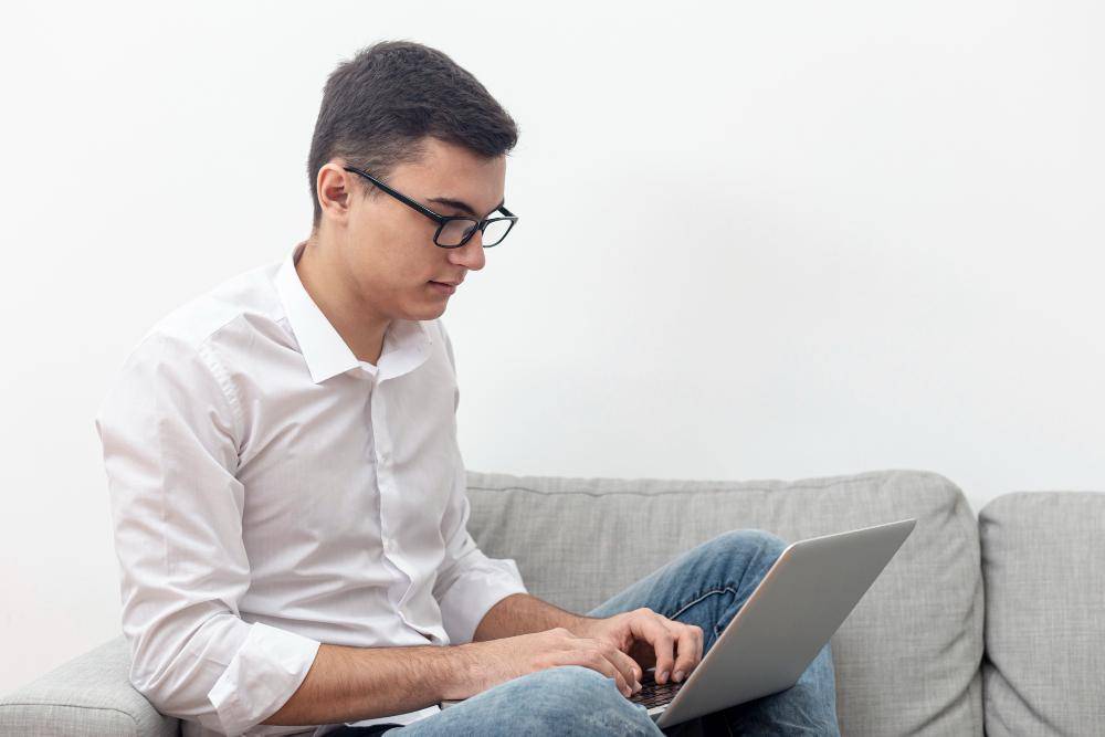 ilustrasi duduk di depan laptop (freepik.com/freepik)