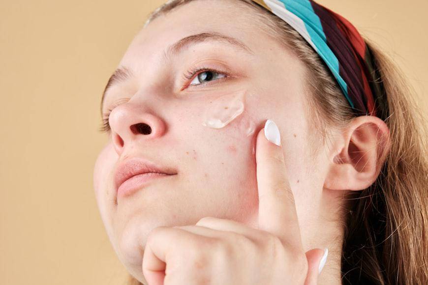 ilustrasi penggunaan skincare (unsplash.com/lishakov) 