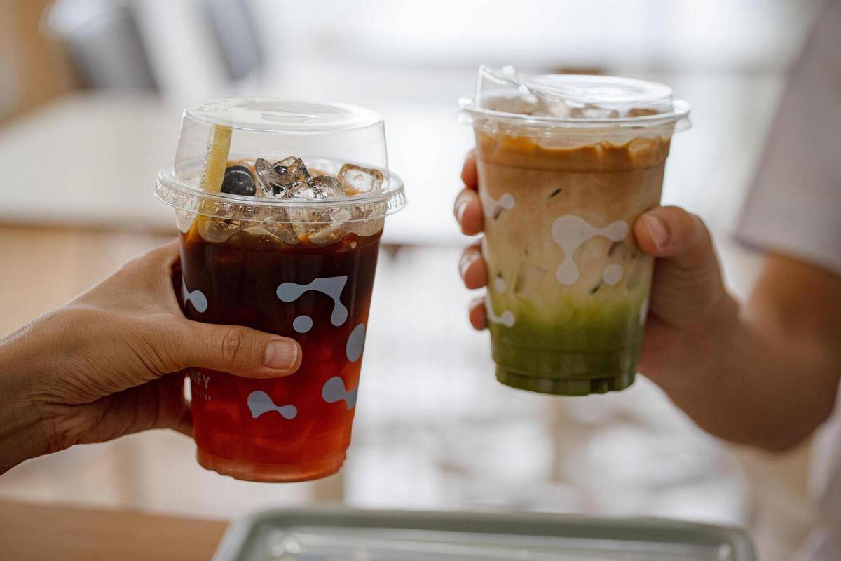 ilustrasi kopi matcha (vecteezy.com/Lalita Somrat)