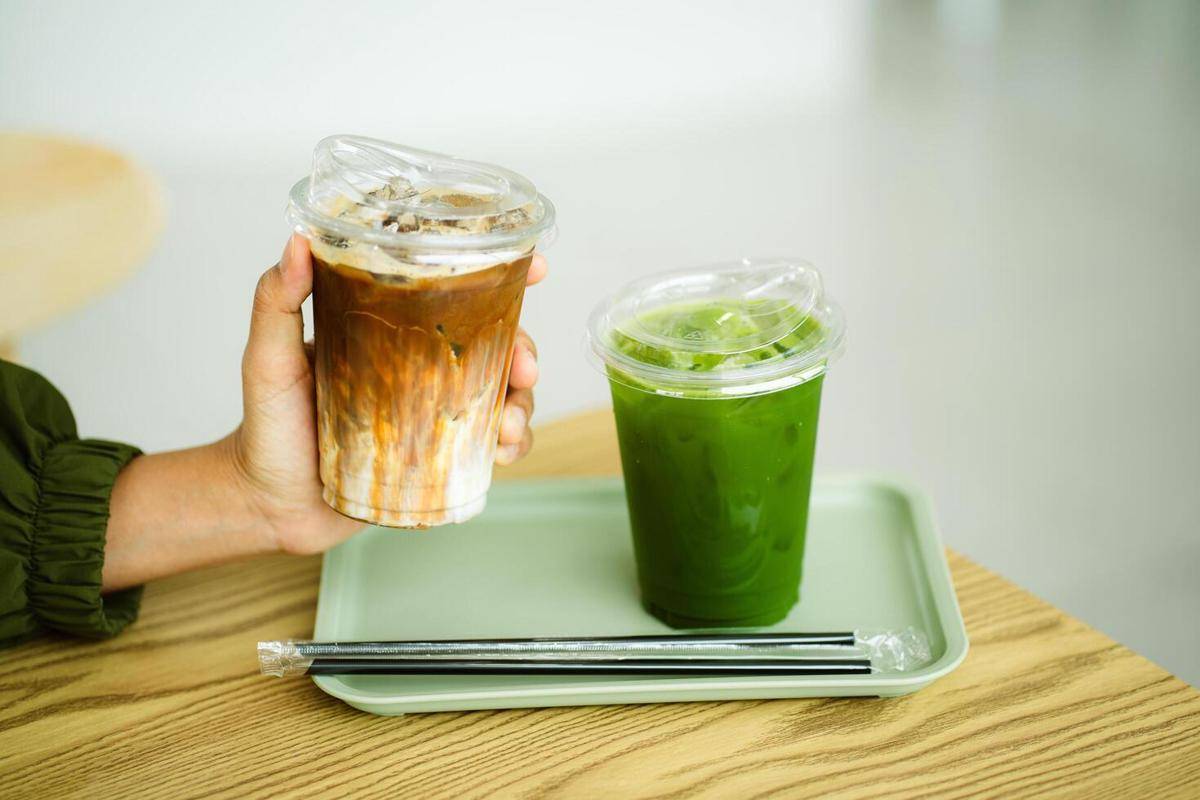 ilustrasi kopi dan matcha (vecteezy.com/Lalita Somrat)