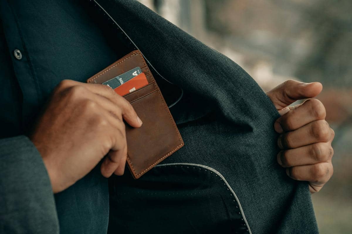 ilustrasi dompet kulit (unsplash.com/Clay Banks)