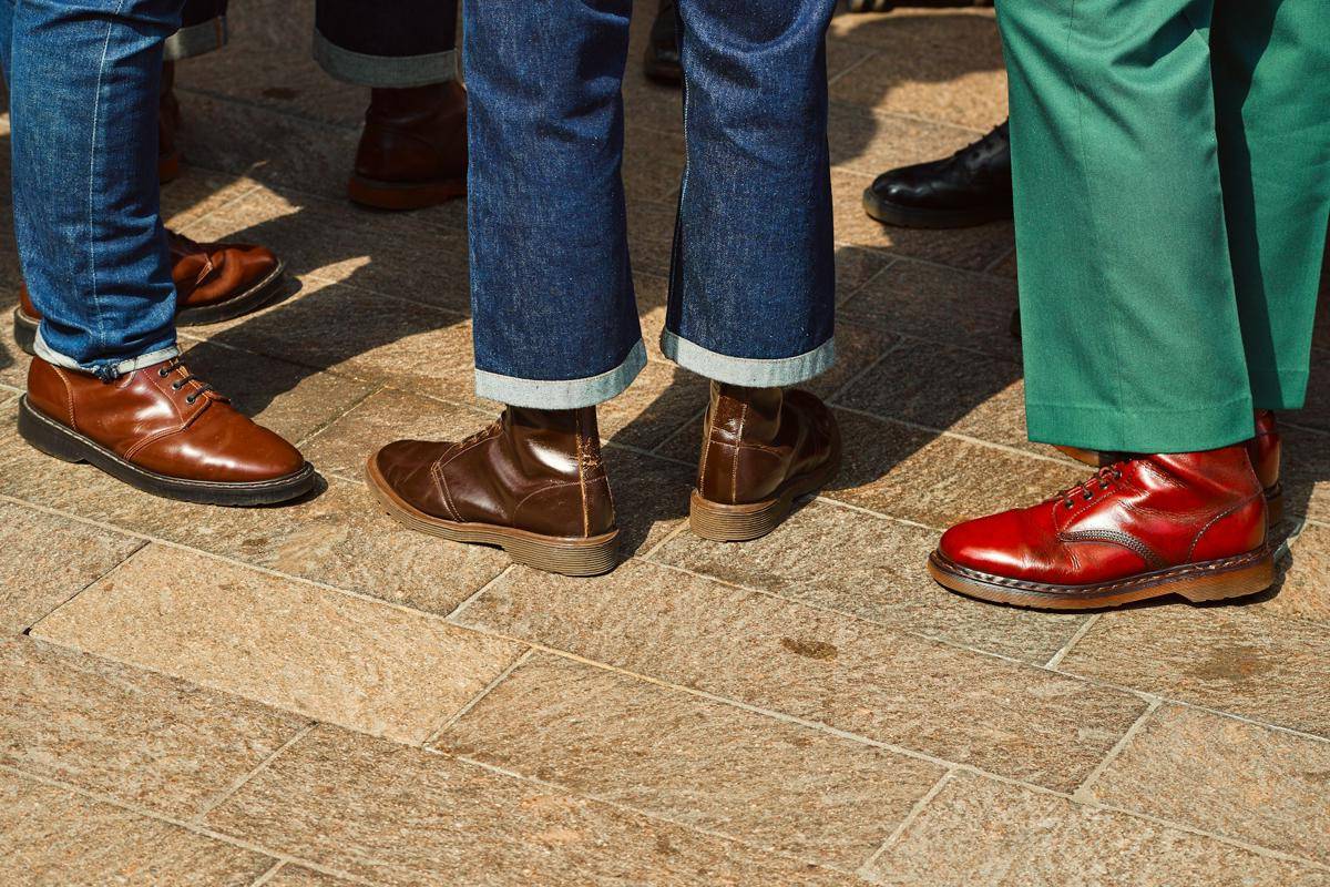 ilustrasi pria dengan sepatu derby (unsplash.com/Clem Onojeghuo)