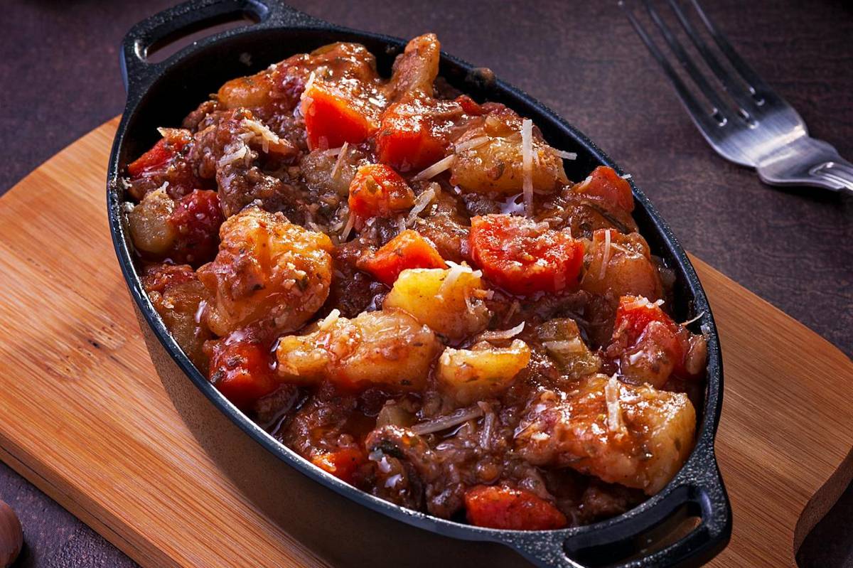ilustrasi tumis daging sapi dan kentang