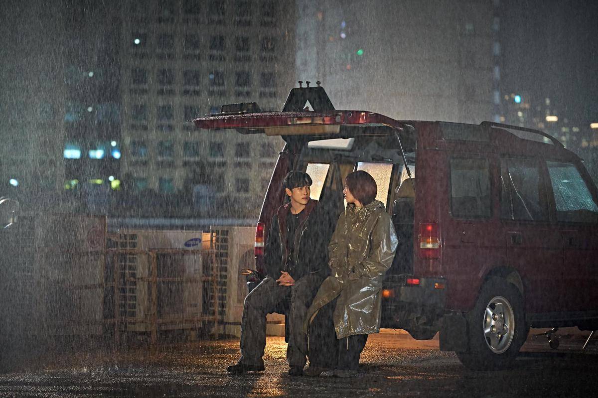 Im Si Wan dan Park Gyu Young di film Mantis