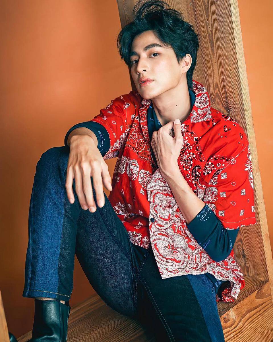 styling kemeja pattern ala Gulf Kanawut (Instagram.com/gulfkanawut)