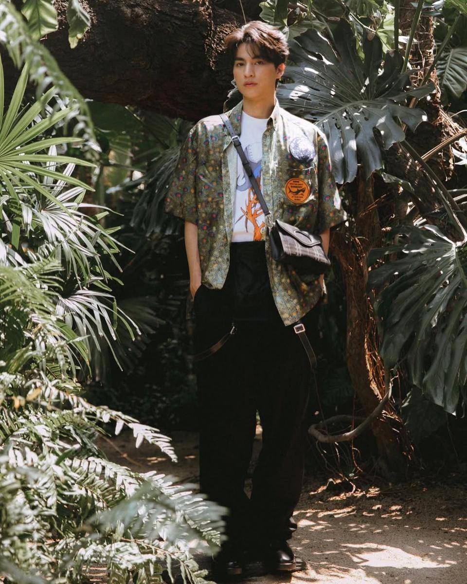 styling kemeja pattern ala Gulf Kanawut (Instagram.com/gulfkanawut)