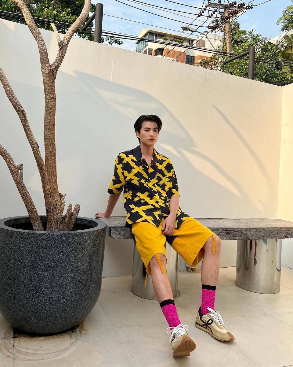 styling kemeja pattern ala Gulf Kanawut (Instagram.com/gulfkanawut)