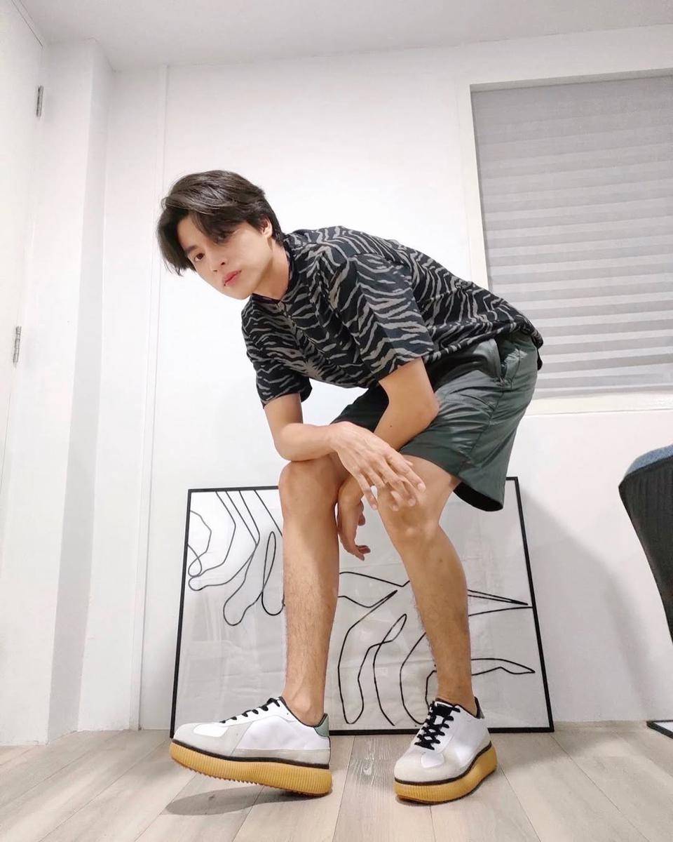styling kemeja pattern ala Gulf Kanawut (Instagram.com/gulfkanawut)
