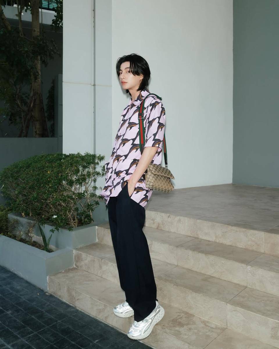 styling kemeja pattern ala Gulf Kanawut (instagram.com/gulfkanawut)