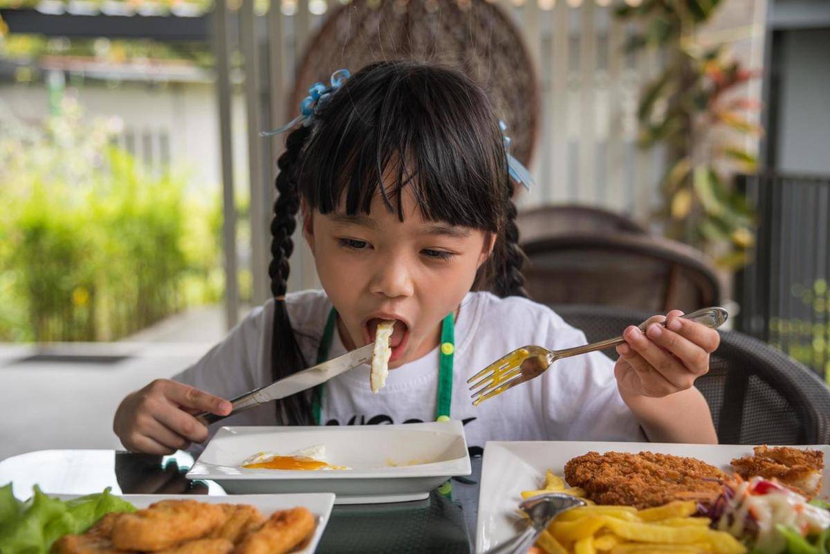 ilustrasi seorang anak sedang makan